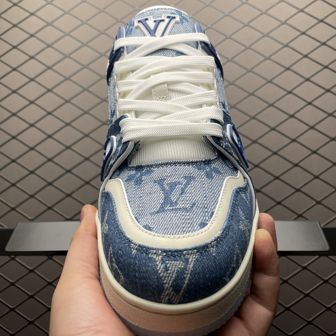 Low-Top Casual Sneakers