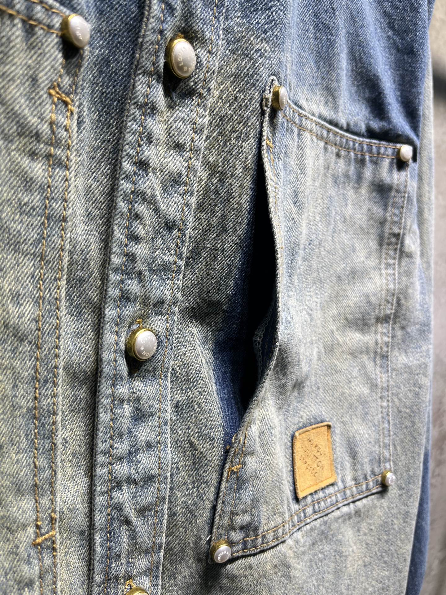 Badge Single-Breasted Long-Sleeved Shirt