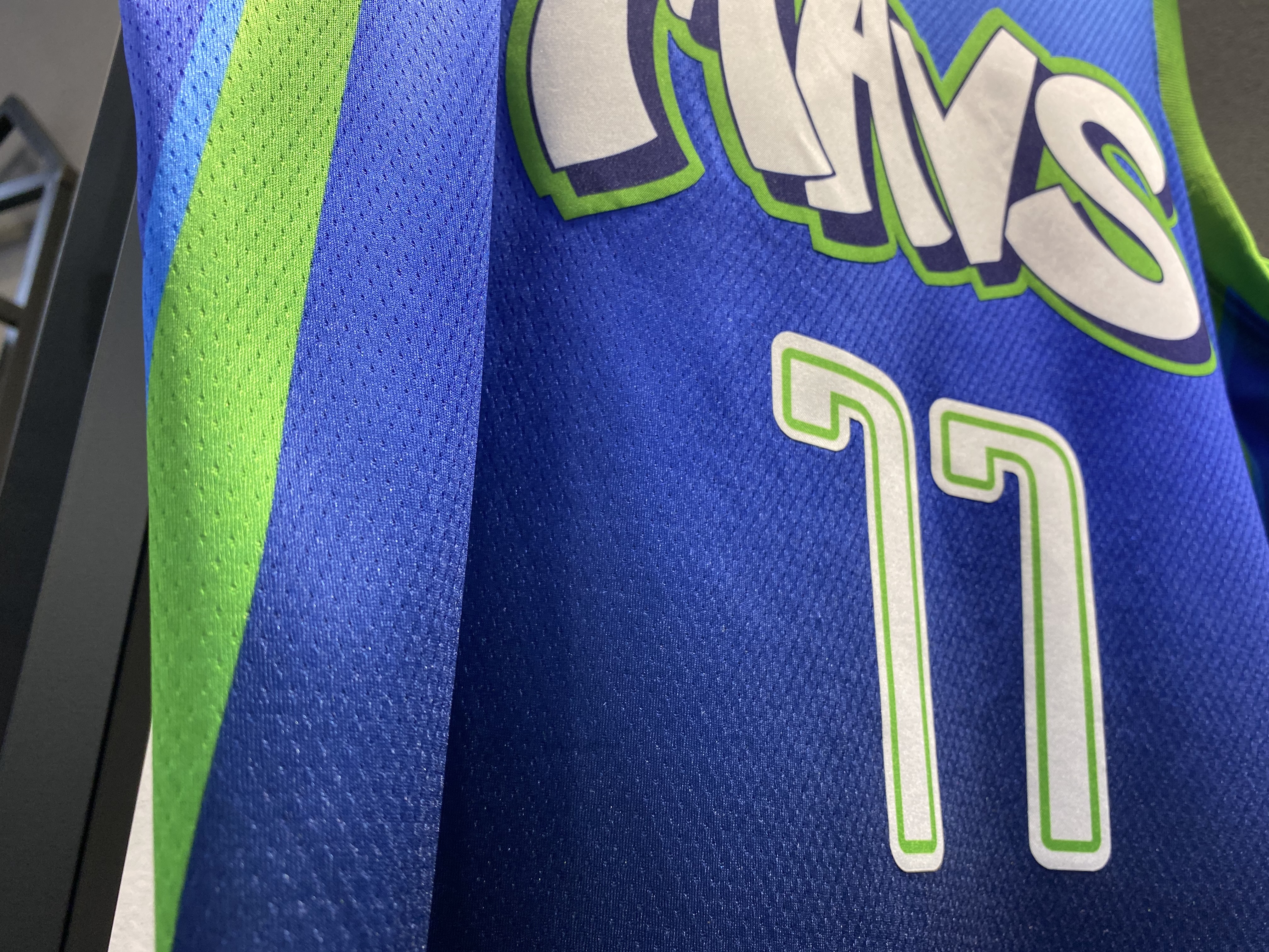 NBA Men Dallas Mavericks Gradient Blue #77 DONCIC Jersey High Quality Name and Number Print - leoleo123123