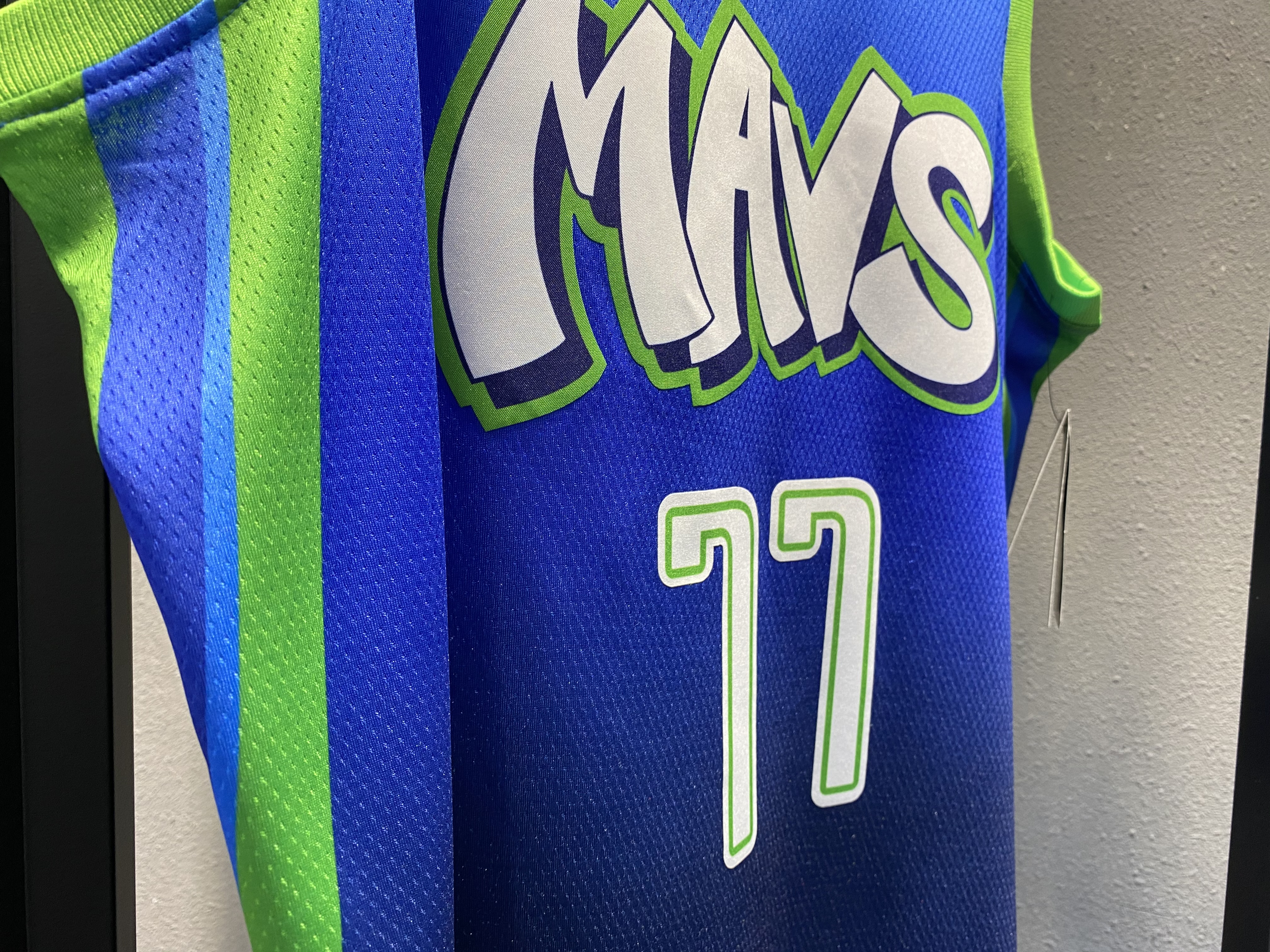 NBA Men Dallas Mavericks Gradient Blue #77 DONCIC Jersey High Quality Name and Number Print - leoleo123123