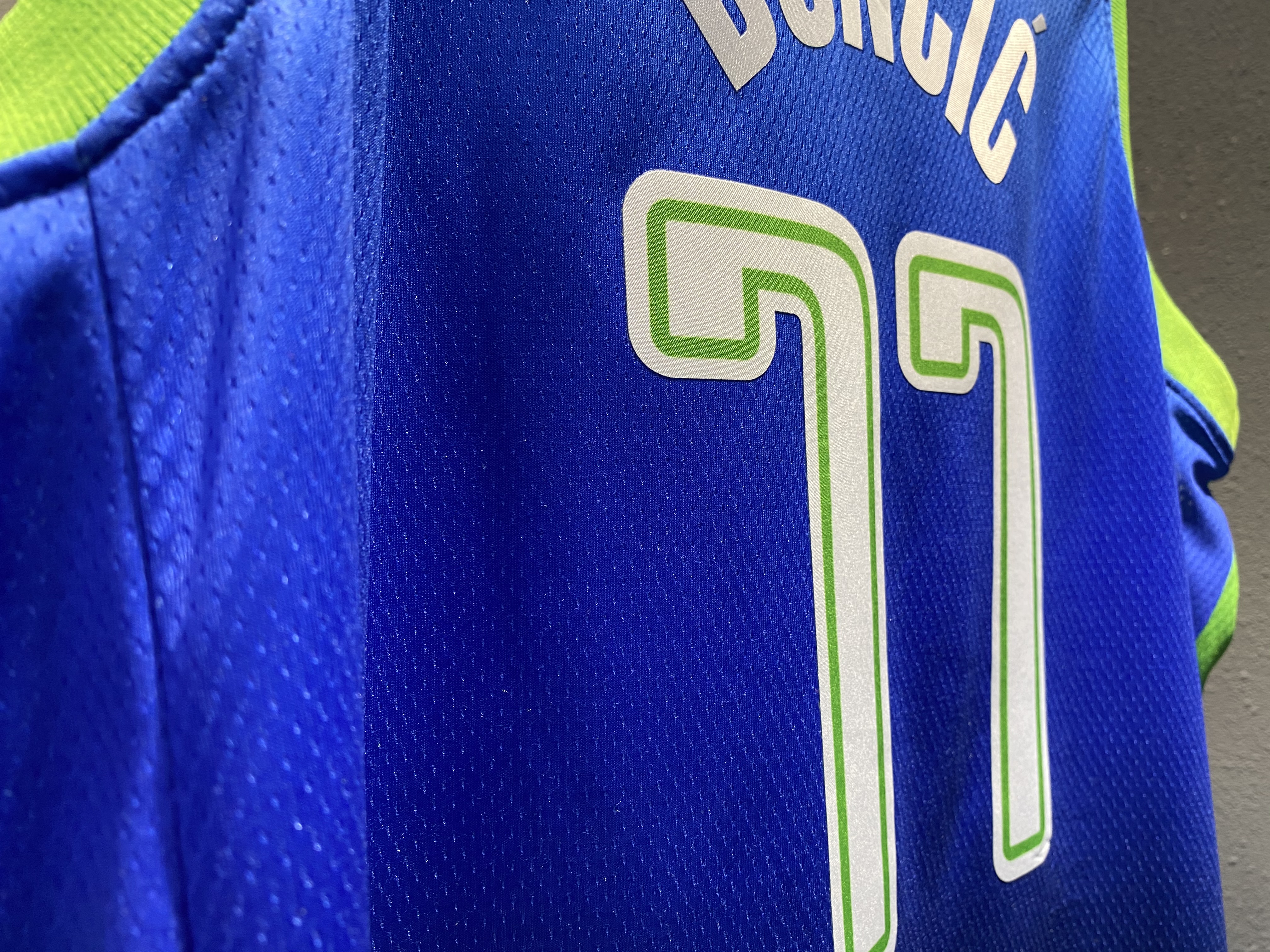 NBA Men Dallas Mavericks Gradient Blue #77 DONCIC Jersey High Quality Name and Number Print - leoleo123123