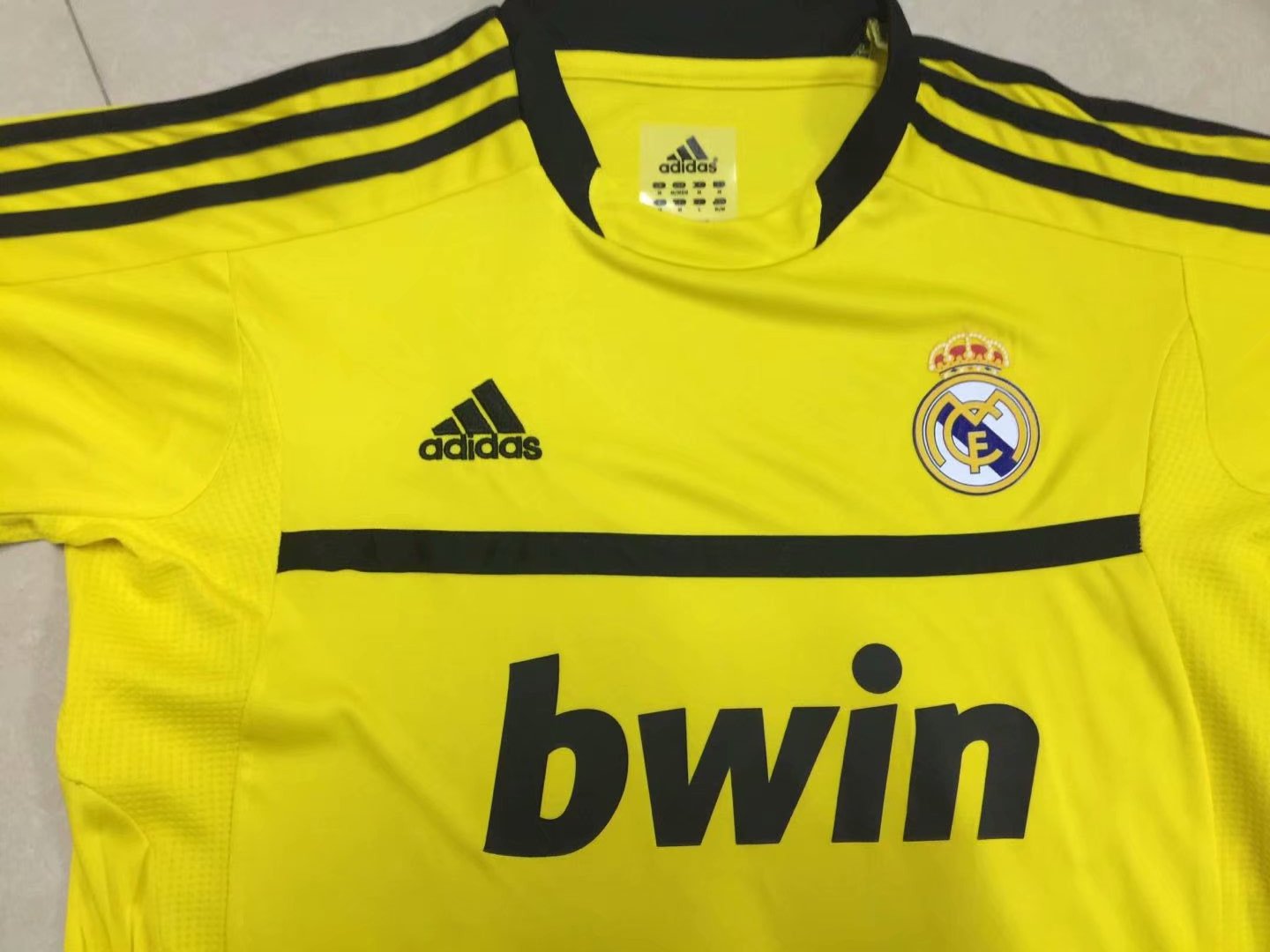 11/12 Real Madrid Home Goalkeeper Retro Jersey - leoleo123123