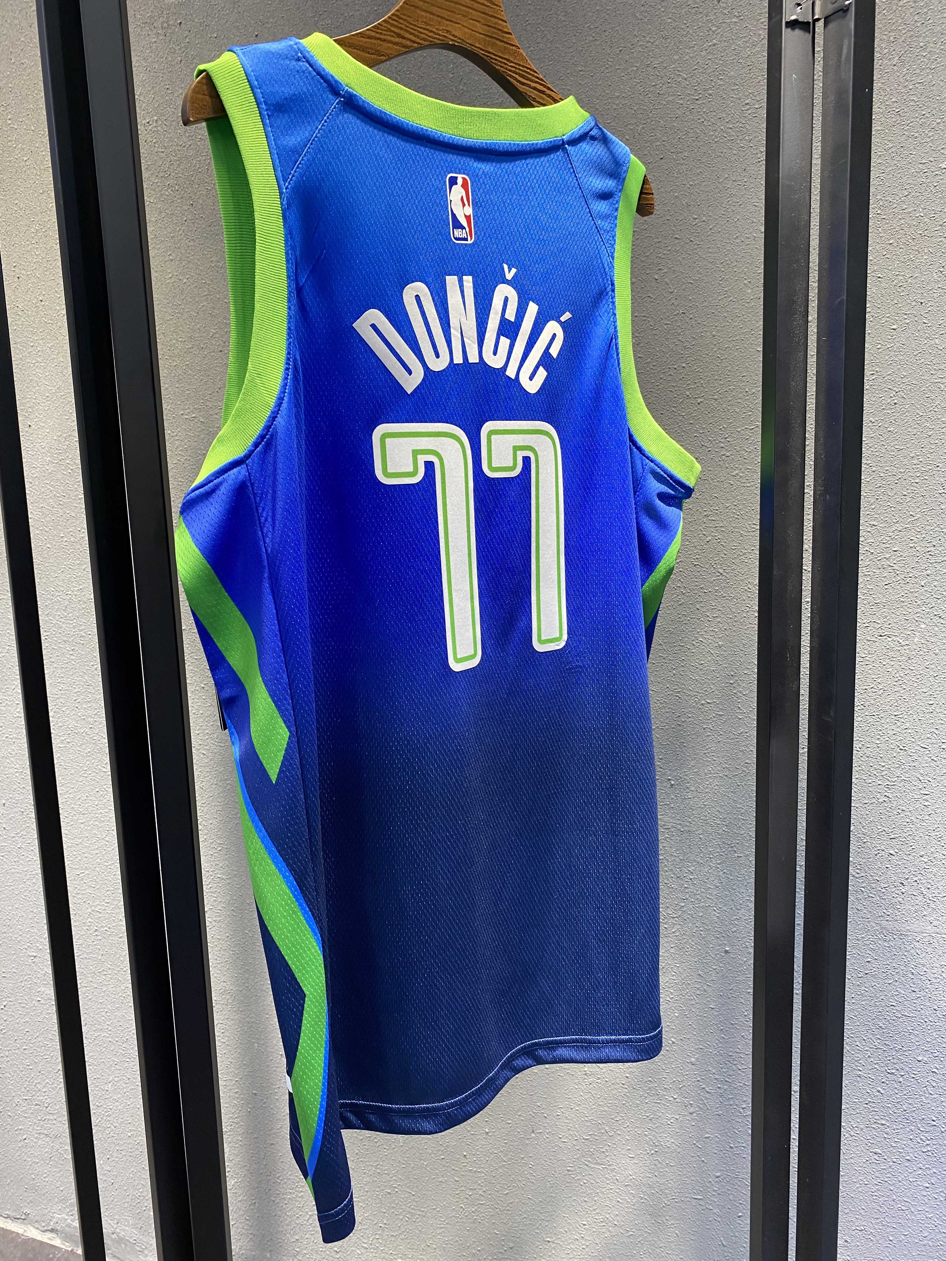 NBA Men Dallas Mavericks Gradient Blue #77 DONCIC Jersey High Quality Name and Number Print - leoleo123123