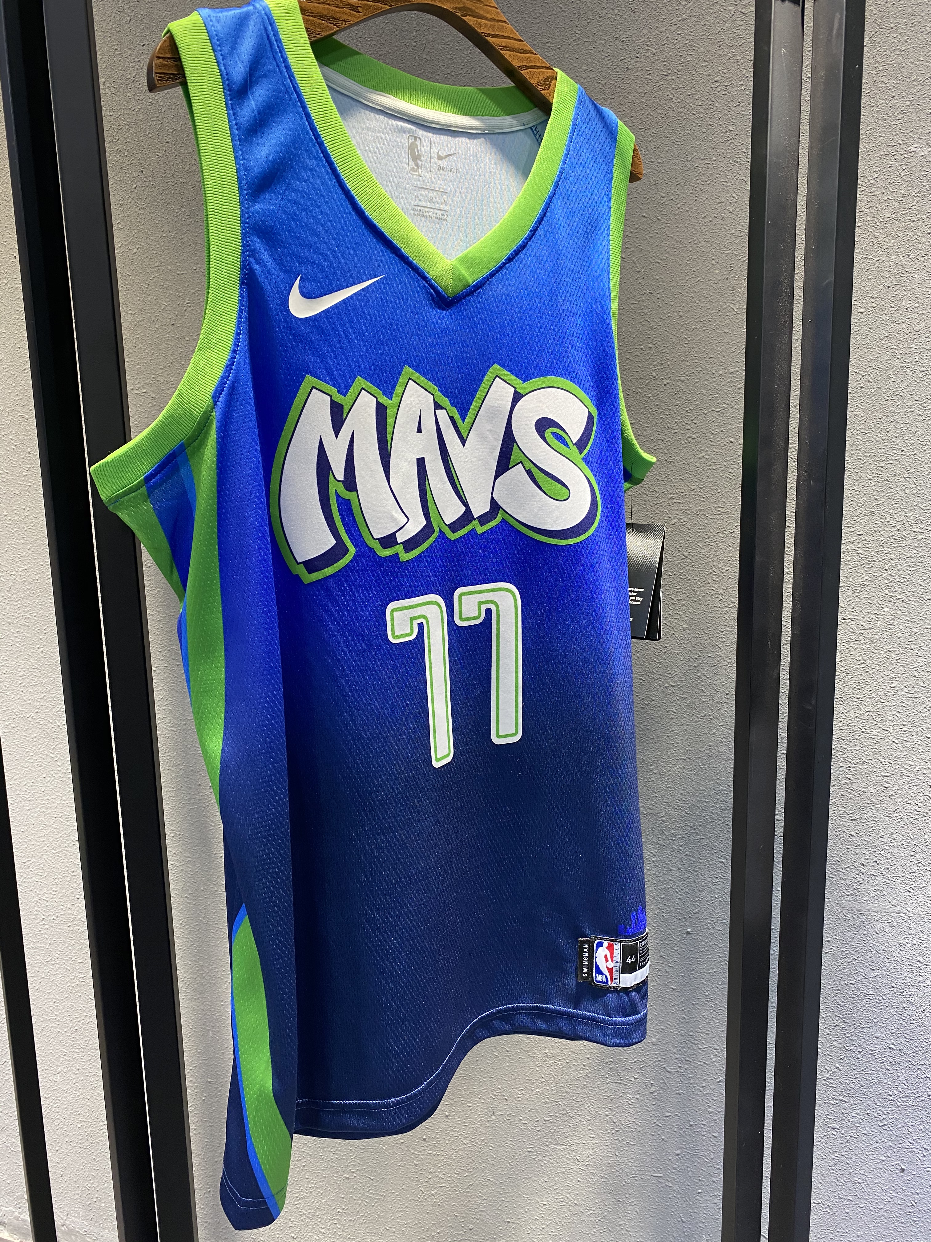 NBA Men Dallas Mavericks Gradient Blue #77 DONCIC Jersey High Quality Name and Number Print - leoleo123123